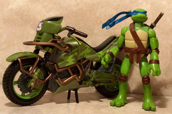 Leonardo Stunt Rider vehicle and figure