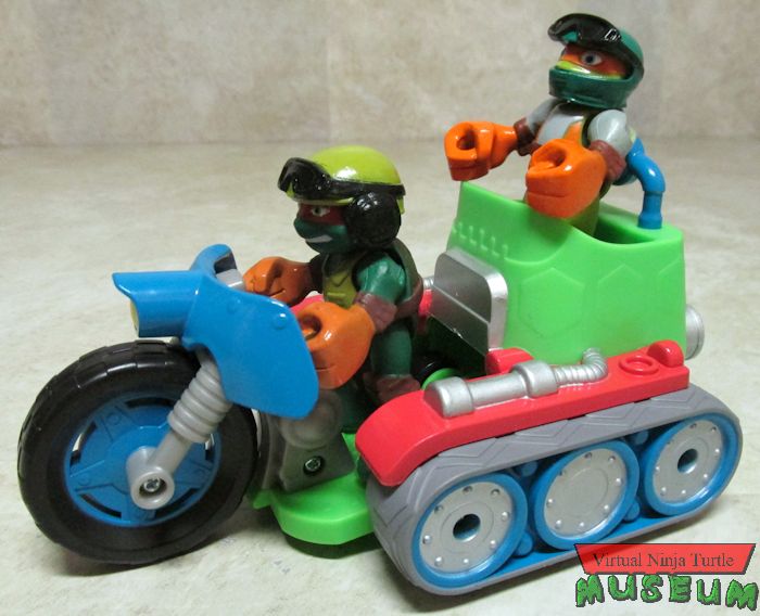Off Road Mikey & Tank Commander Raph in Tread Cycle
